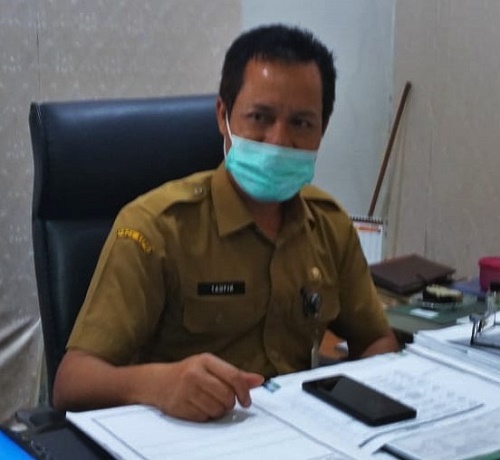 Antisipasi Penyalahgunaan Narkoba, 79 Pegawai di Lingkungan Setwan DPRD Batam Melakukan Test Urine BATAM, Realitasnews.com  - Untuk mengantisipasi dan sebagai langkah prefentif terhadap penyalahgunaan Narkoba, Badan Kepegawaian dan Pengembangan Sumber Daya Manusia (BKPSDM), Dinas Kesehatan, bersama Badan Narkotika Nasional (BNN) Batam melakukan tes urine terhadap pegawai Sekretariat Dewan Perwakilan Daerah (DPRD) Tes Urine ini dilakukan setiap tahun oleh Pemko Batam bekerja sama dengan BNN Kota Batam. Untuk saat ini, sebanyak 79 pegawai laki-laki dan wanita di lingkungan Sekretariat DPRD Kota Batam melakukan test urine yang dilaksanakan di Gedung DPRD Kota Batam, Senin (23/11/2020). Kepala Bagian Hubungan Masyarakat (Kabag Humas) Sekretariat DPRD Kota Batam, Taufik menyampaikan bahwa kegiatan tes urine ini rutin dilakukan setiap tahunnya. Dan tahun ini sudah ada sebelumnya.   "Tes urine tidak hanya bagi pegawai Aparatur Sipil Negara (ASN), tenaga kontrak juga ikut. 79 pegawai yang hadir, informasi yang kita terima hasil tesnya tidak terkonfirmasi positif Narkoba," terangnya di ruang kerja.  Ia melanjutkan, bahwa di Sekretariat DPRD Batam terdapat sekitar kurang lebih 180 an pegawai. Kenapa sedikit yang hadir mengikuti tes urine, karena sebagian pegawai pada masa pendemi Covid-19, ada yang bekerja dari rumah karena mengikuti arahan dari Walikota Batam.   "Kegiatan ini kita sangat mendukung, kita bantu dan fasilitasi. Dan kita berharap seluruh pegawai di Sekretariat DPRD Batam tidak ada menggunakan Narkoba," tutup Kabag Humas DPRD Batam.  (IK/AP)