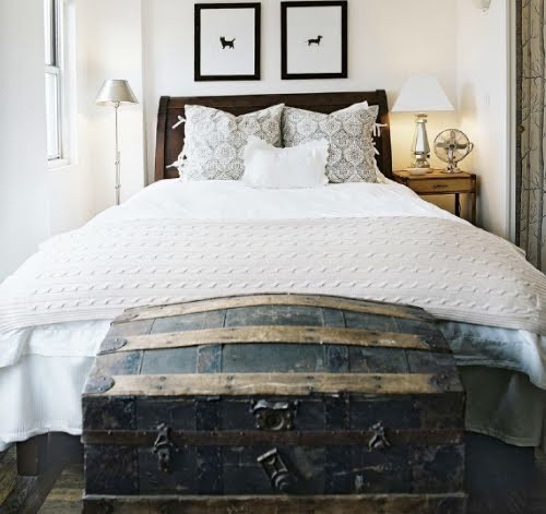 Not only am I smitten with this bedroom, but the trunk is very similar ...