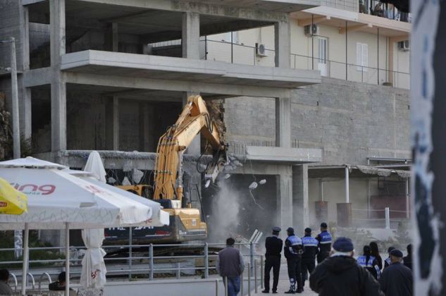 ΩΣ ΠΟΤΕ Η ΕΛΛ. ΚΥΒΕΡΝΗΣΗ ΘΑ ΚΟΙΤΑΕΙ ΣΑΝ ΤΟΥΡΙΣΤΑΣ ??Παρά την απόφαση του Διοικητικού Πρωτοδικείου Αυλώνος Σε αστυνομικό κλοιό η Χειμάρρα - Νέες κατεδαφίσεις