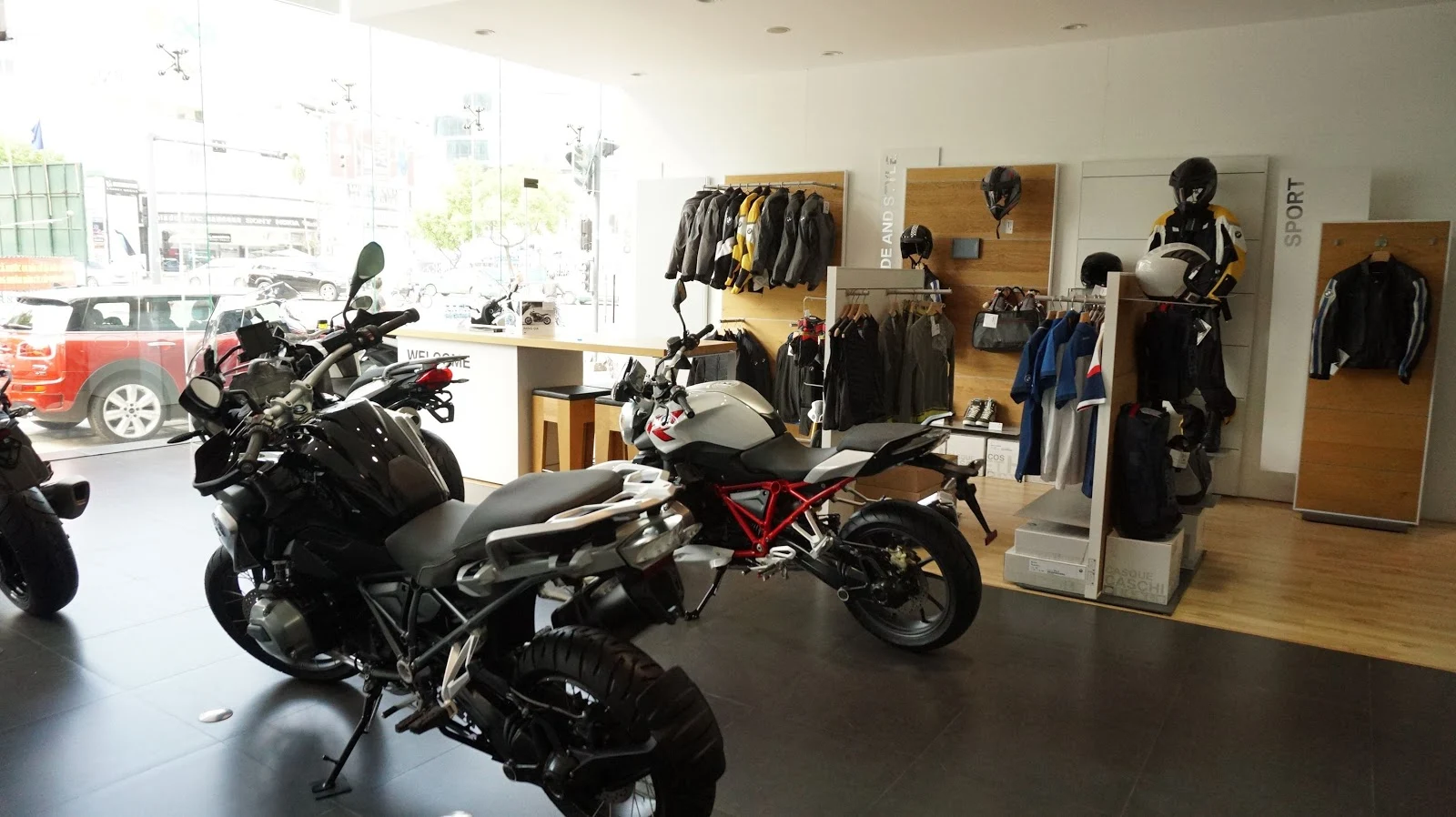 Cuối tuần đẹp trời ghé thăm showroom Mini Việt Nam