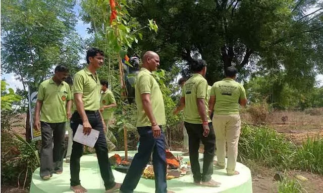 இந்தியாவில்  மனைவியால் பாதிக்கப்பட்ட ஆண்கள் நடத்திய நூதன வழிபாடு