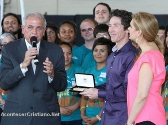 Joel Osteen recibe las llaves de la Ciudad de Miami