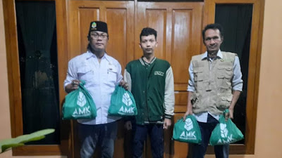   Jelang Idul Fitri, PC AMK Bekasi Bagi-bagi Paket Sembako 