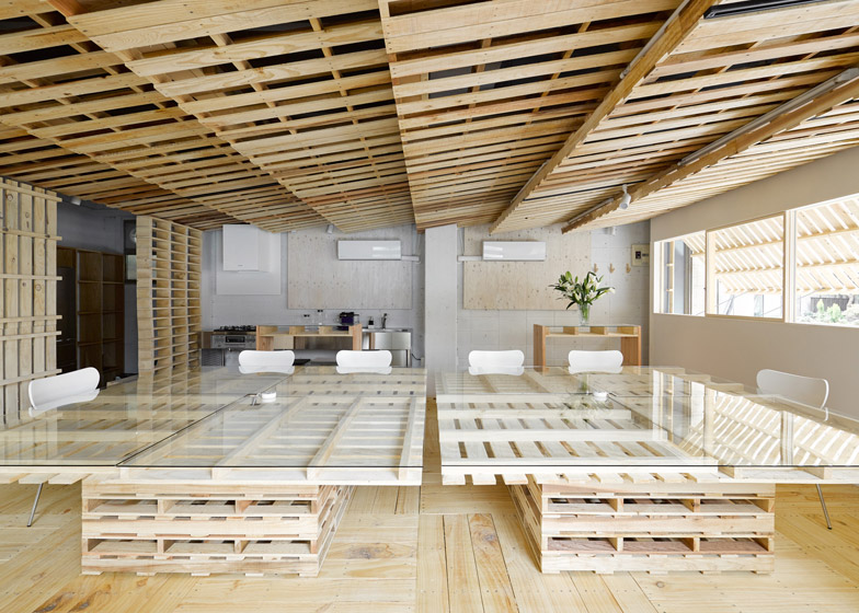 Desain renovasi interior kantor dengan kayu  peti kemas 