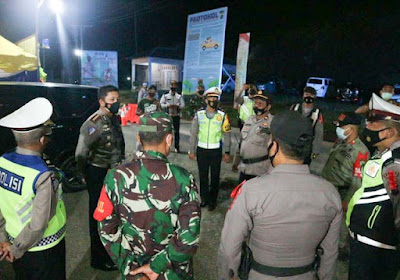 Ket Foto  :  Dir Lantas Poldasu Kombes Pol. Valentino Tatareda m Memberikan Arahan Kepada Petugas Yang Berjaga di Pos Penyekatan Perbatasan Provinsi, Selasa (11/5) Malam