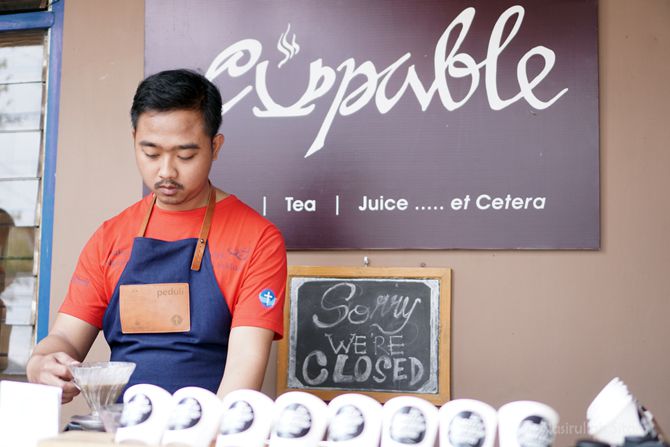 Barista Inklusif meracik kopi di teras Cupable Coffe