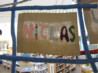 namntavlor tillverkade av elever i samarbete mellan textil och träslöjd och bild