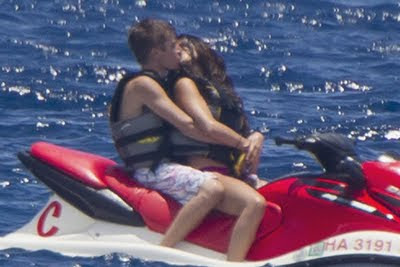 Selena Gomez and Justin Bieber kissing in Hawaii