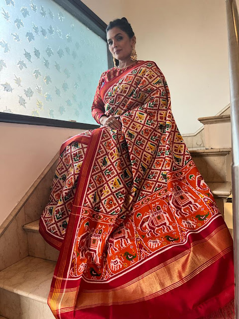 White nari kunj double ikat patan patola saree