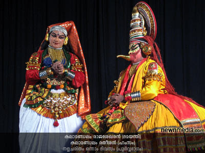 Nalacharitham Onnam Divasam Kathakali: Kalamandalam Rajasekharan as Damayanthi, Kalamandalam Ratheesan as Hamsam.