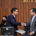 Roberto Cidade condecora o prefeito de Nova Olinda do Norte, Adenilson Reis, com a Medalha Ruy Araújo