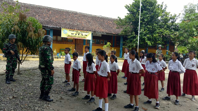 Dari Grobogan, Prajurit Kostrad Mengajar di Sekolah Daerah Latihan