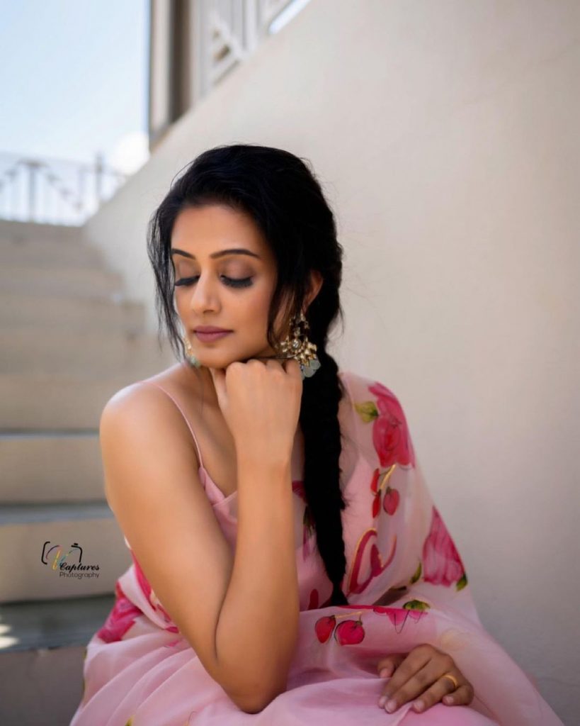 Saree Looks: Priyamani Looks Hot In Rose Pink Saree