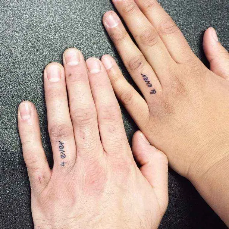 Vemos un tatuaje de pareja original