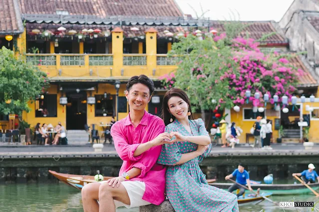 Vacation photography service with bougainvillea flowers in Hoi An ancient town (Vietnam) with a local photographer