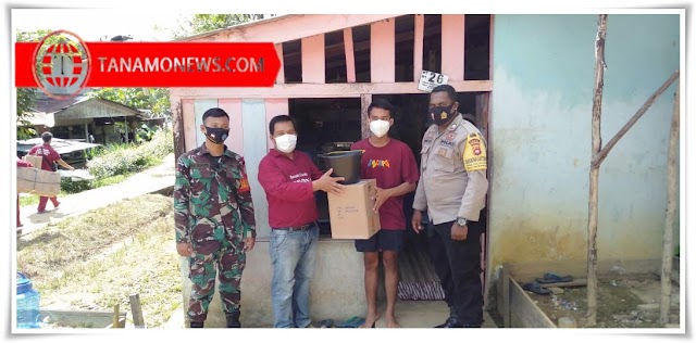 Lawan Covid-19, Babinsa Bantu Satgas Desa Tangguh Emperiang Bagikan Sarana Cuci Tangan