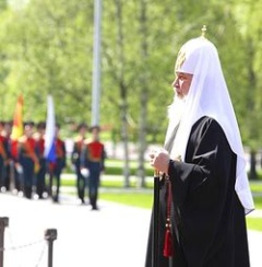 Святейший Патриарх Кирилл возложил венок к могиле Неизвестного солдата у Кремлевской стены