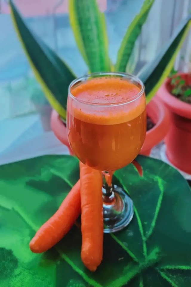 Suco de cenoura e limão.