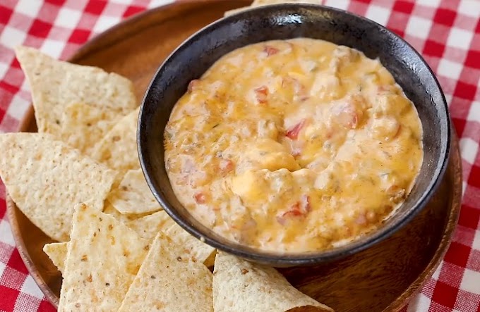 Slow Cooker Beef Queso Dip #easy #appetizers