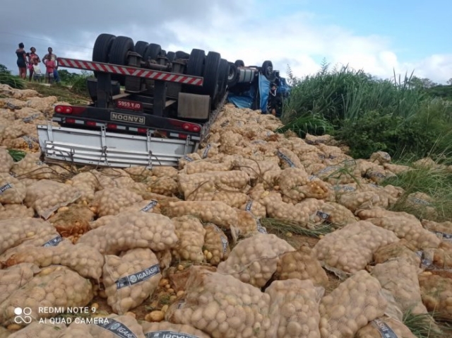 Carreta carregada de batatinha tomba na BA-130, próximo a Macajuba