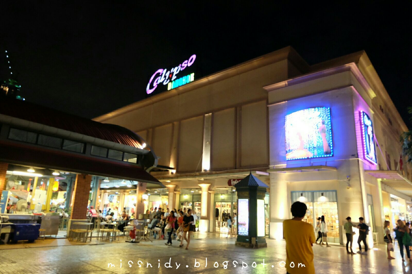 jalan-jalan ke asiatique the riverfront bangkok malam hari