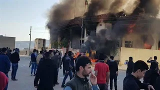 Protestors torch offices of Kurdish parties in northern Iraq