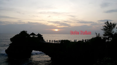 menikmati matahari terbenam di Tanah Lot Bali