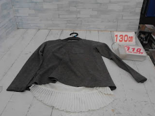 中古品　子供服　１３０㎝　グレー　重ね着風長袖トップス　１１０円