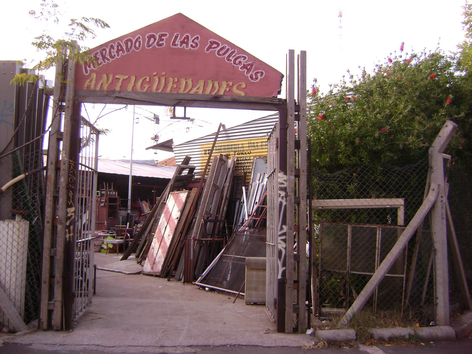Mercado de Pulgas de Buenos Aires, Muebles usados y baratos