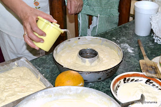 Posypujemy ciasto brązowym cukrem. Pkt.6.