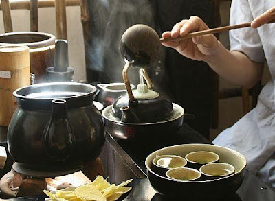 Bàn trà gỗ mang lại không gian thưởng trà ý vị cho bạn