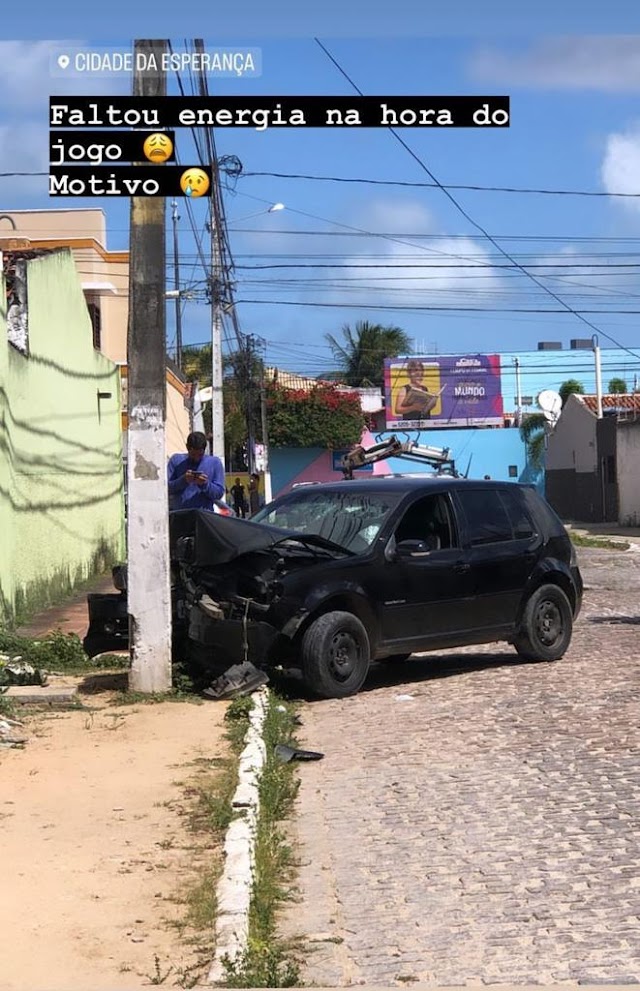 VEÍCULO COLIDE EM POSTE E DEIXA BAIRRO SEM ENERGIA 