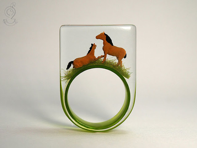 Jewelry with miniature scenes