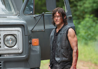 the walking dead: norman reedus corrio hacia el set completamente desnudo