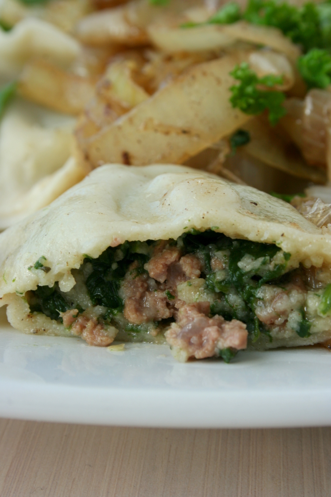 Pierożki ze szpinakiem i smażoną cebulką