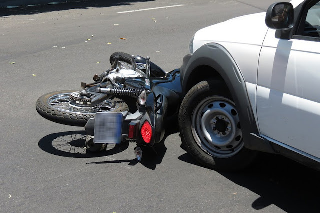 Colisão deixa motociclista ferido em cruzamento na Vila Barros, em Dracena