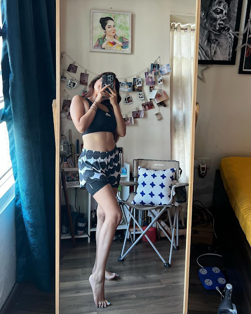 Anushka Sen instagram hidden face mirror selfie