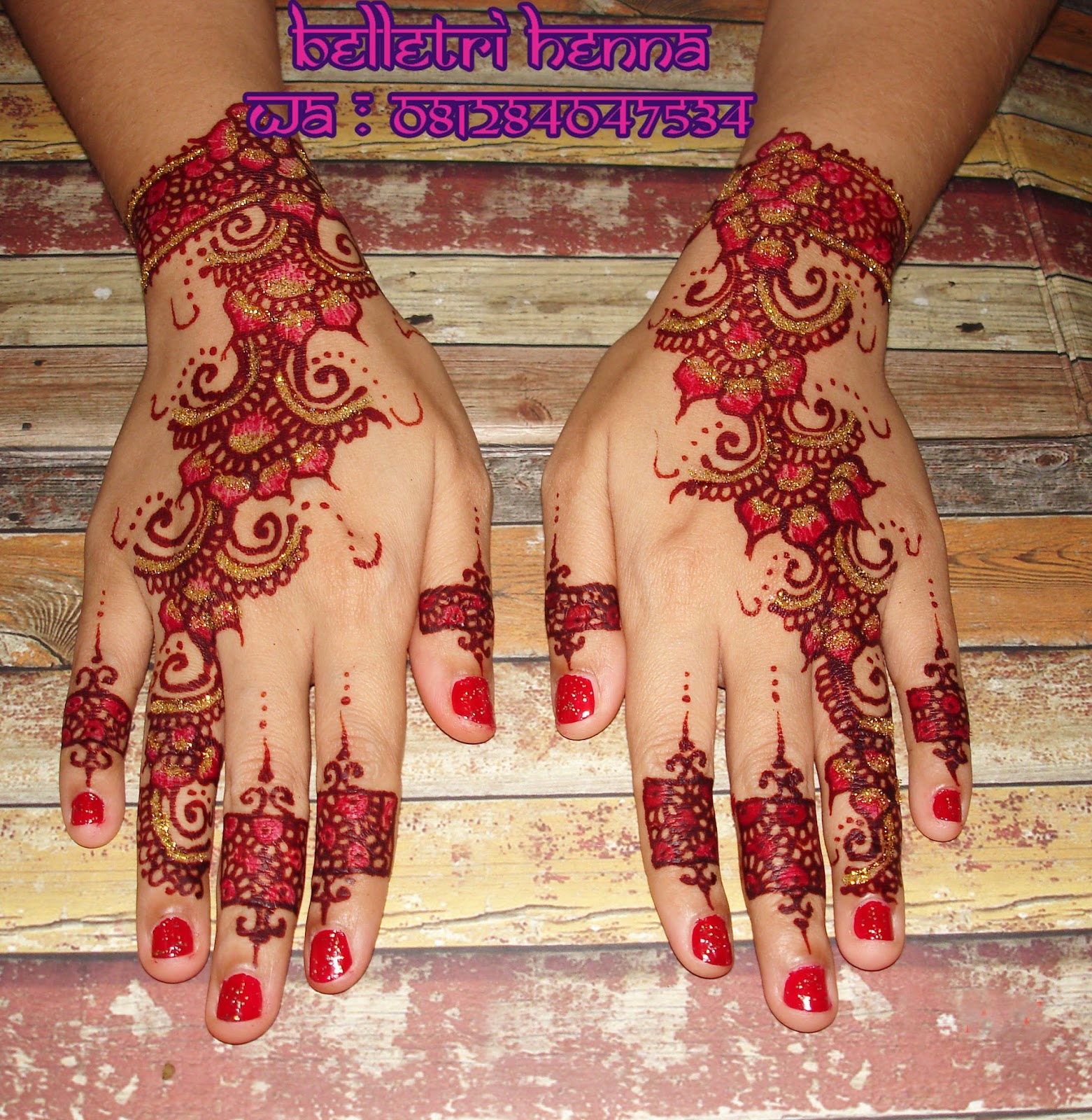 Foto Hiasan Tangan Menggunakan Henna Name