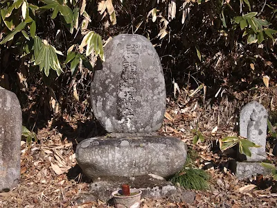日野郡日南町の牛馬供養塔 生山墓地内の自然石「馬頭観音」
