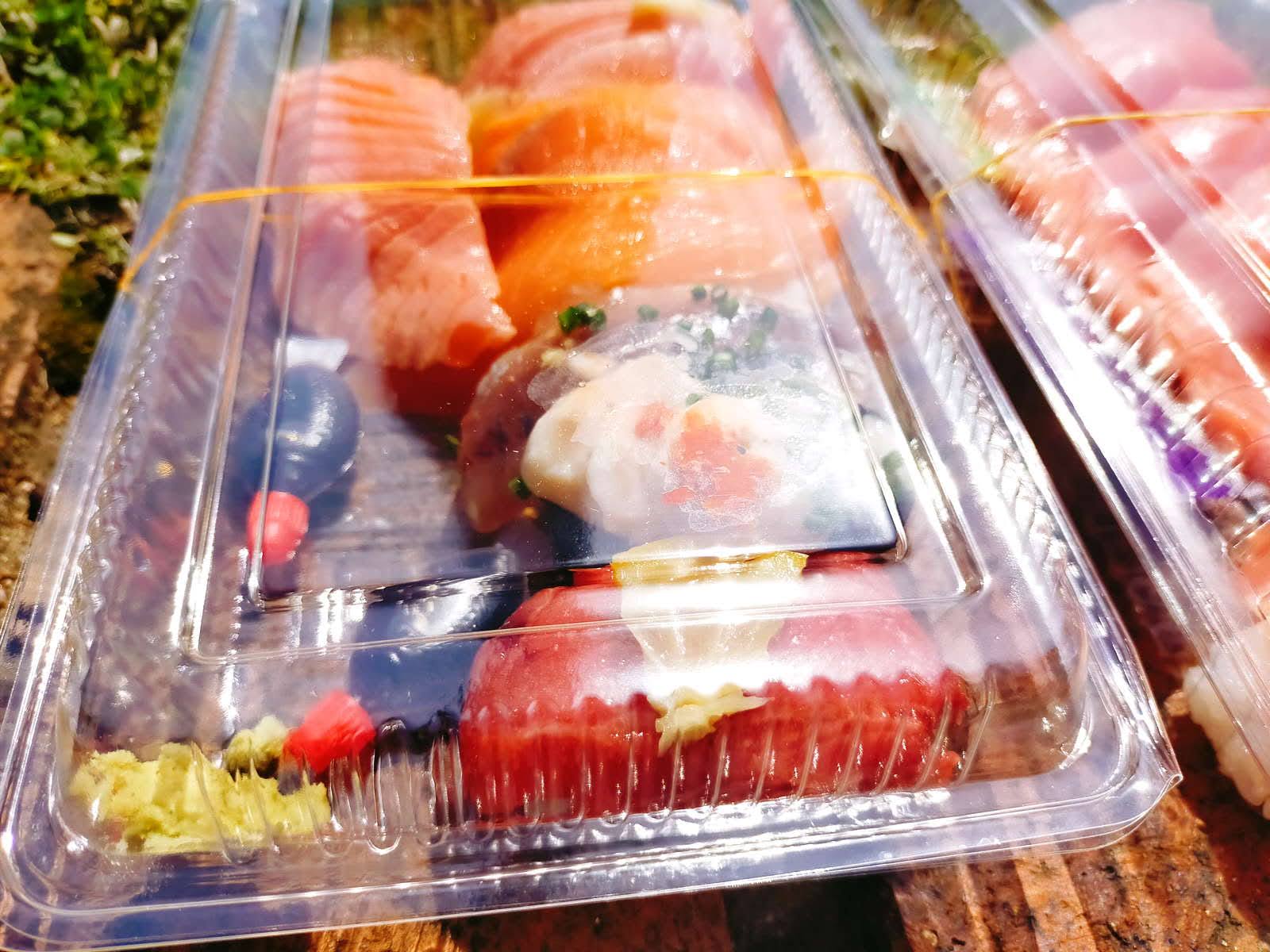 唐戸市場で買ったお寿司たち。