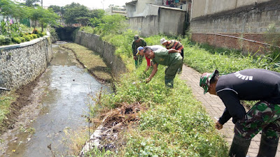 Satgas Subsektor 21-11 Lagadar Giat Pembersihan Aliran Anak Sungai Cimahi