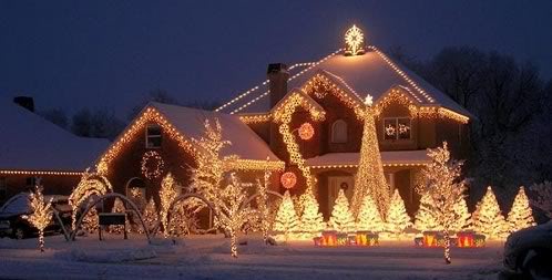 Una casa grande con muchas luces navideñas