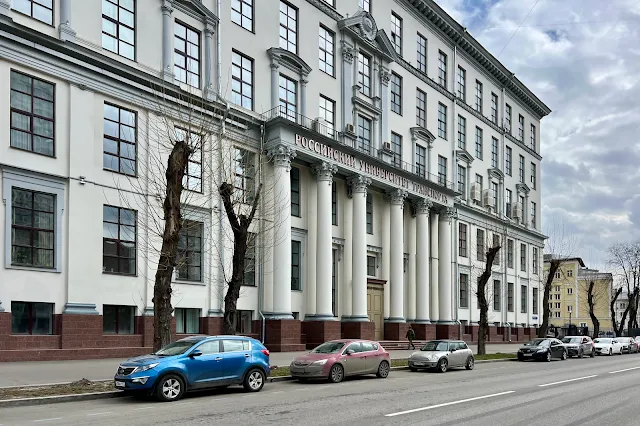 Новосущёвская улица, Российский университет транспорта / 3-й корпус (построен в 1950 году)