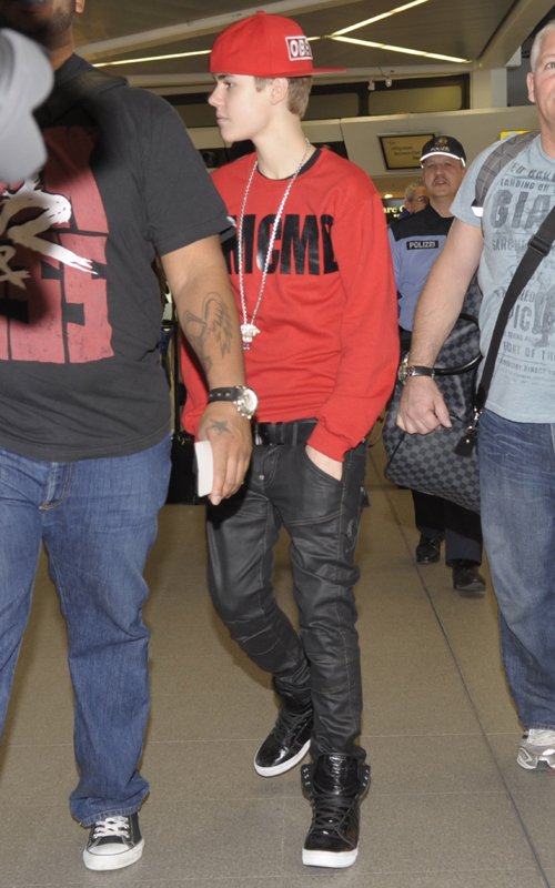 justin bieber fails driving test. justin bieber ymcmb shirt.