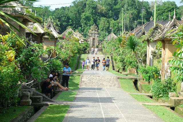 Từ đầu làng Kemenuh, chúng tôi đã nghe háo hức với những âm thanh đục đẻo phát ra từ các ngôi nhà nghe rất rộn ràng kiểu được mùa. Ghé vào cơ sở sản xuất đồ gỗ, tôi chỉ có thể nói là sửng sốt bởi quy mô chế tác, sự phong phú về chủng loại và chất lượng, tính thẩm mỹ của tranh tượng, hàng mỹ nghệ ở đây. Ngoài tượng thì đồ gỗ thờ cúng, đồ da dụng… cũng gây cho du khách sự xuýt xoa bởi họa tiếc, hoa văn, màu phối rất đẹp và tinh xảo đến từng “mũi kim”.