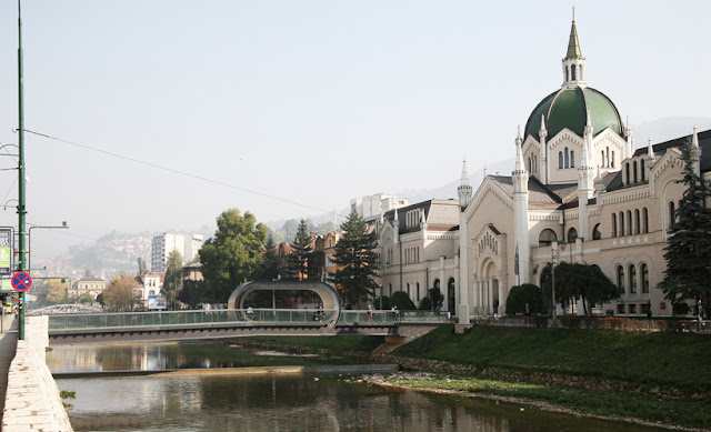 Passarela em Sarajevo tem loop no centro