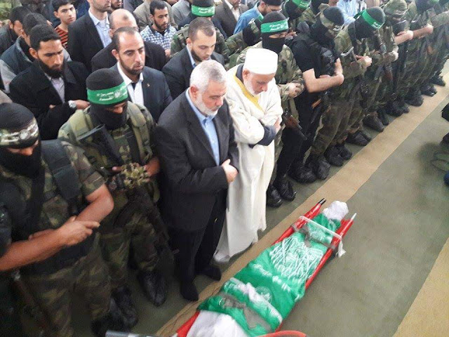 Ismail Haniyeh mengimami solat jenazah tentera Al-Qassam