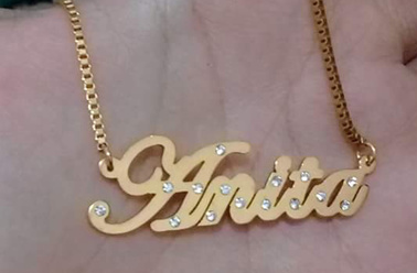 liontin nama emas