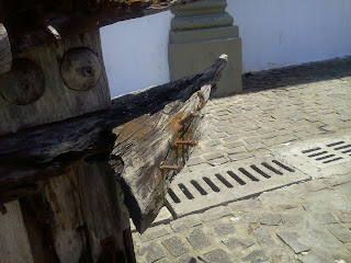 Já passou da hora de recolher essas "obras" do Largo de Sant`Anna