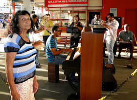 Enquanto esperava o ônibus, dona Zefa, curtiu e aprovou o concerto